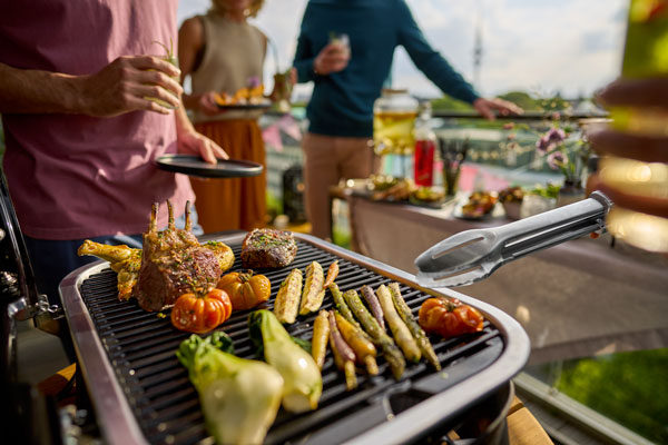 Grillades au balcon avec Lumin Compact