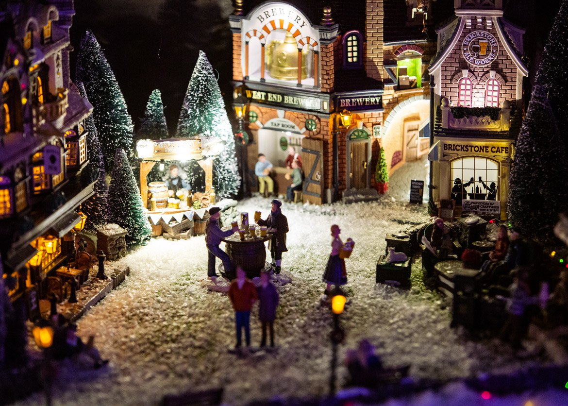 Maquette de Noël - Place de village enneigée miniature - Schilliger