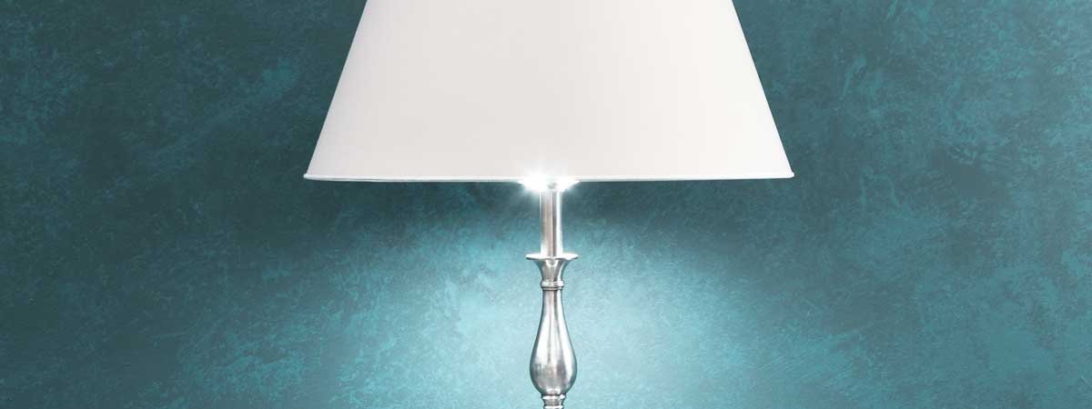 Une Lampe De Table Avec Un Faisceau De Lumière Dirigé Vers