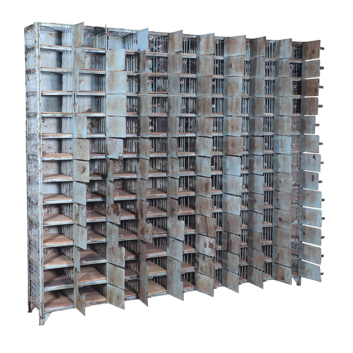 Les Restaurés, by Schilliger  Meuble d'atelier ancien 117 casiers en métal  210x35x196cm