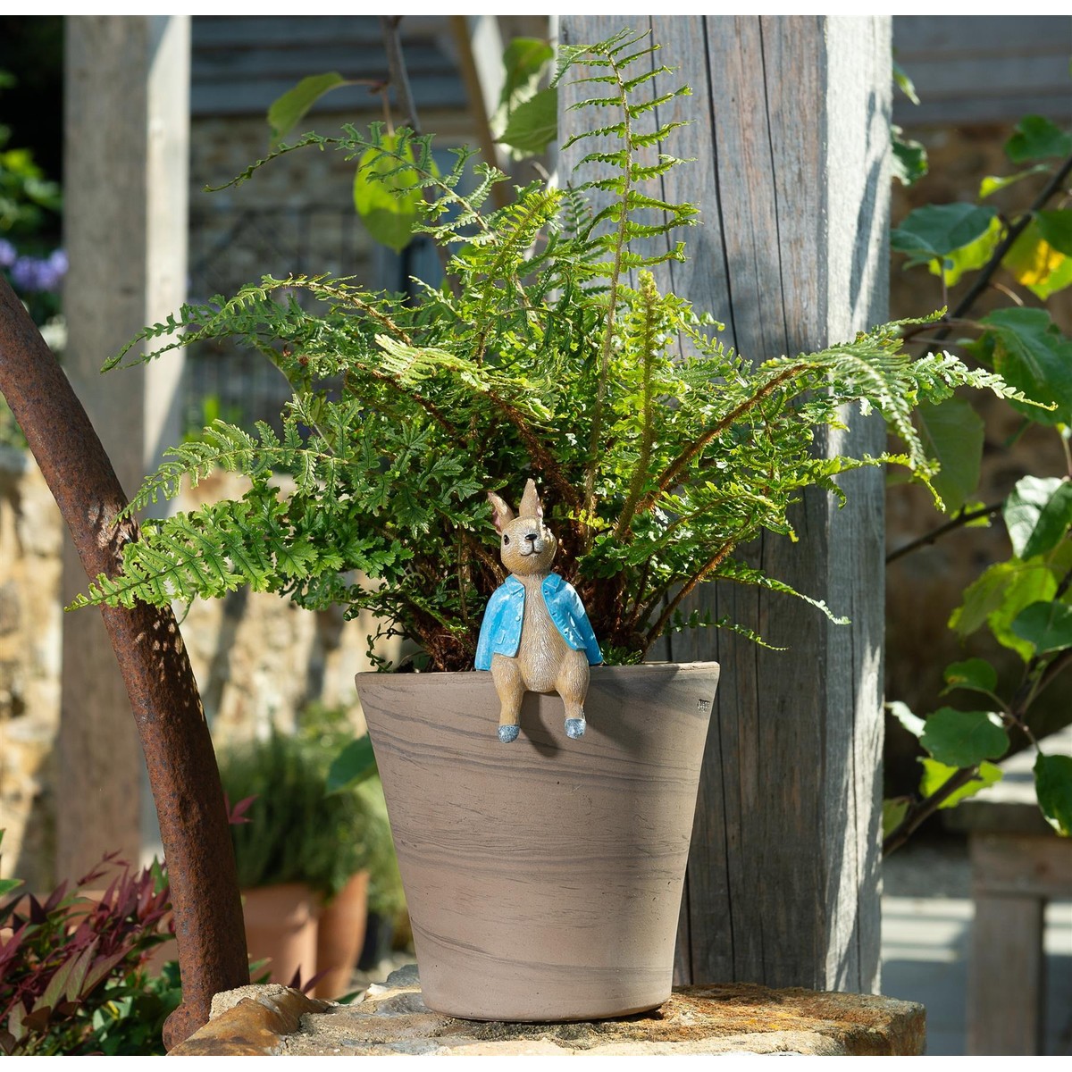  Peter Rabbit Figurine Peter Rabbit assis sur un pot  10x5x5.5cm
